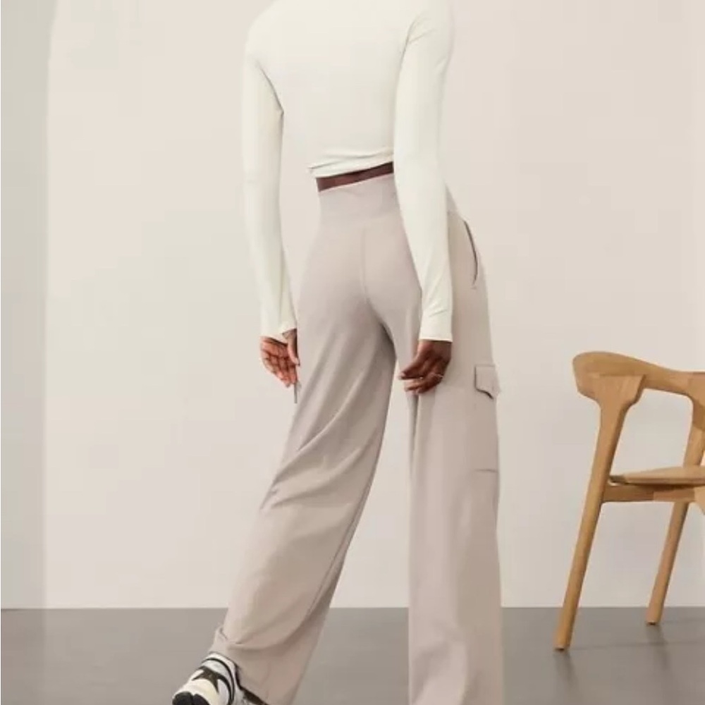 Athleta Venice wide leg cargo pant Med “Feather” nwt - Picture 4 of 5